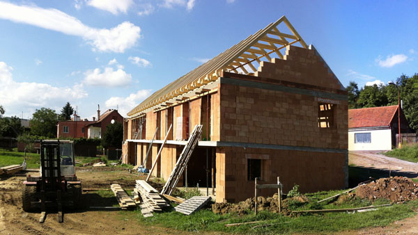 Celkový pohled na hrubou stavbu rodinného domu v Drslavicích