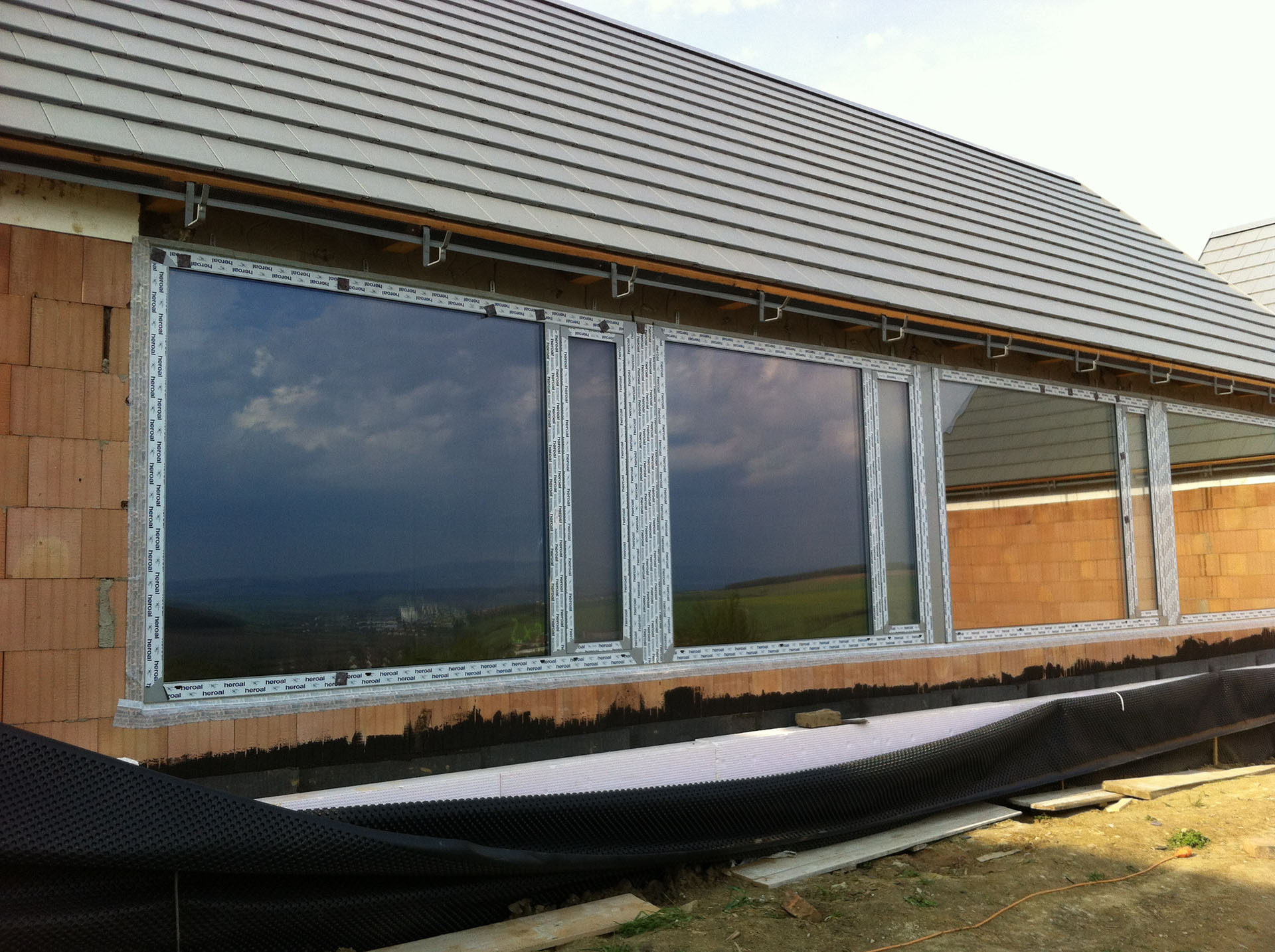 Osazená hliníková okna Slovaktual na domě ve Lhotce