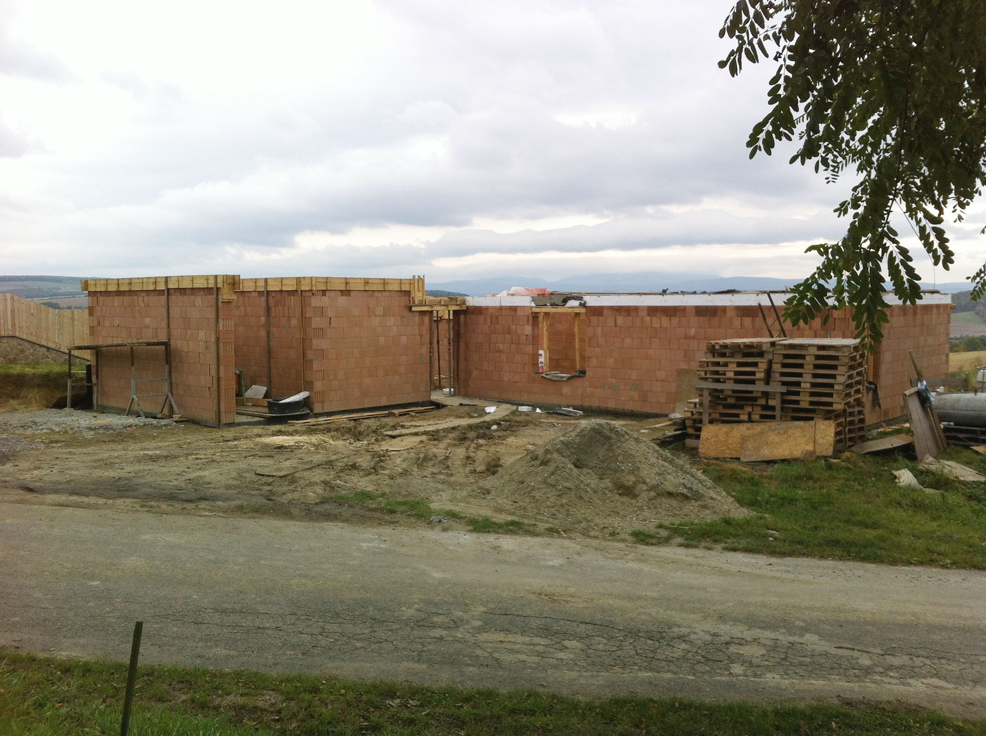 Dokončování věnců na stavbě domu ve Lhotce