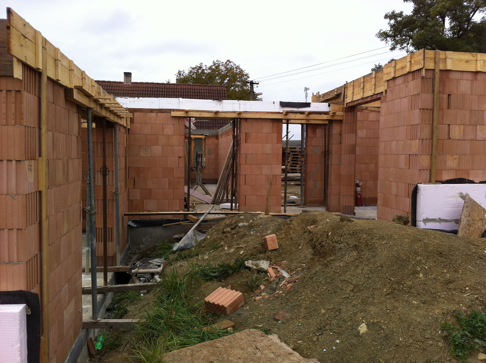 Pohled na prostor závětrného dvorku v hrubé stavbě