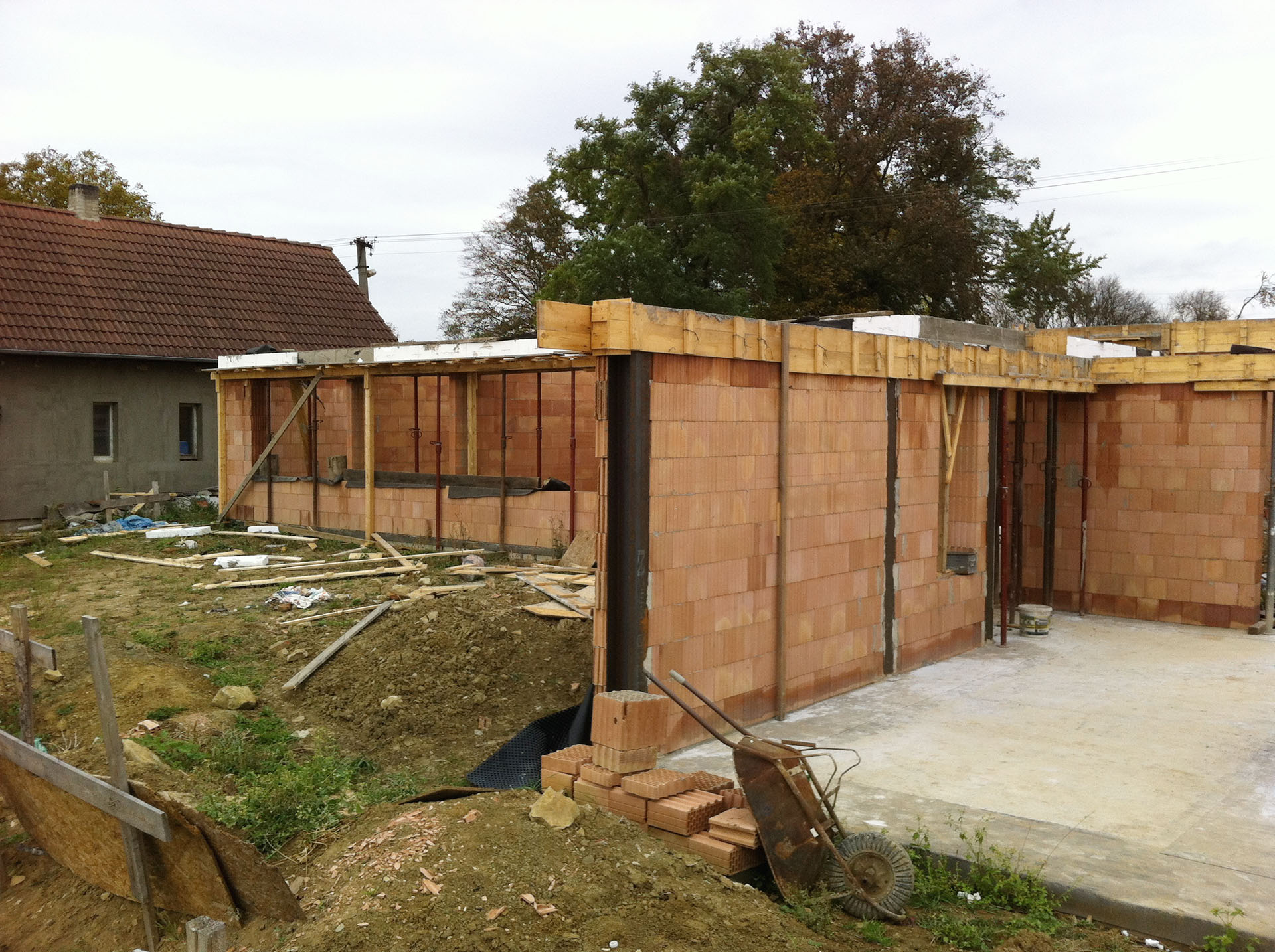 Část s obývacím pokojem v pozadí křídlo domu s ložnicemi