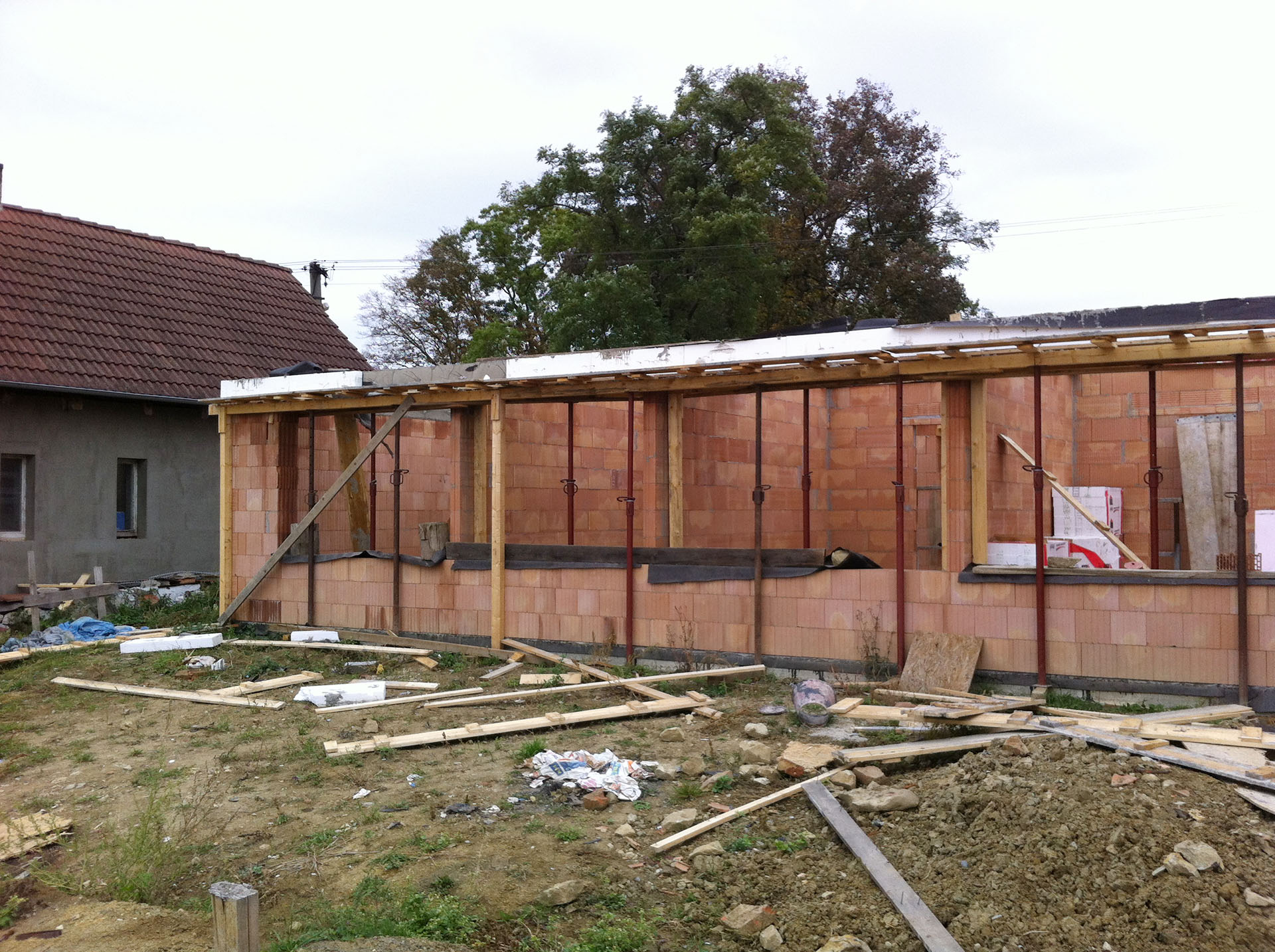 Věnec a překlad nad okny do ložnic na hrubé stavbě domu ve Lhotce