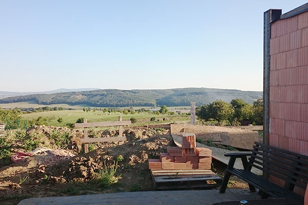 Rodinný dům Lhotka v průběhi zdění stěn