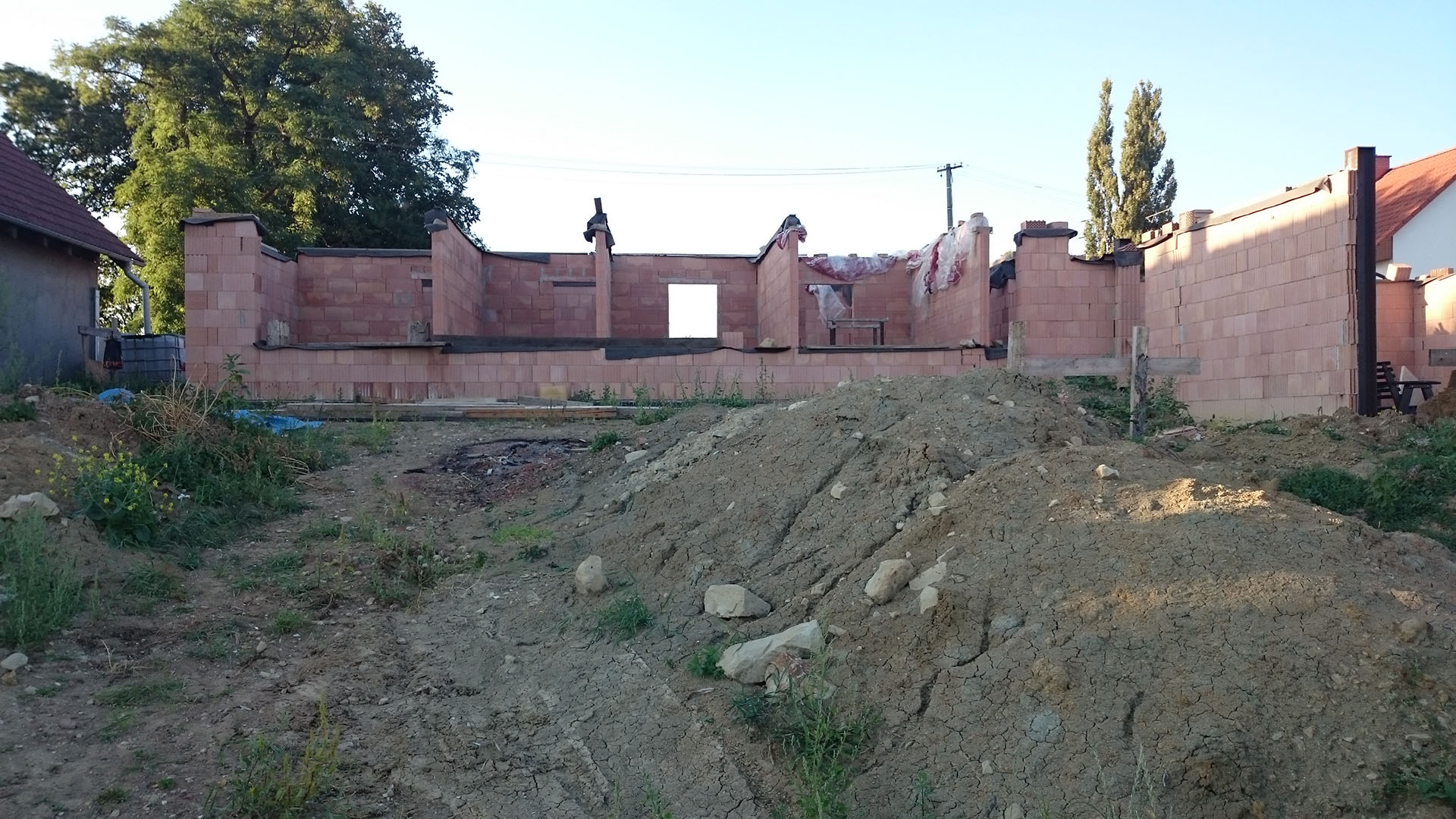 Celkový pohled od jihu na stavbu domu ve Lhotce