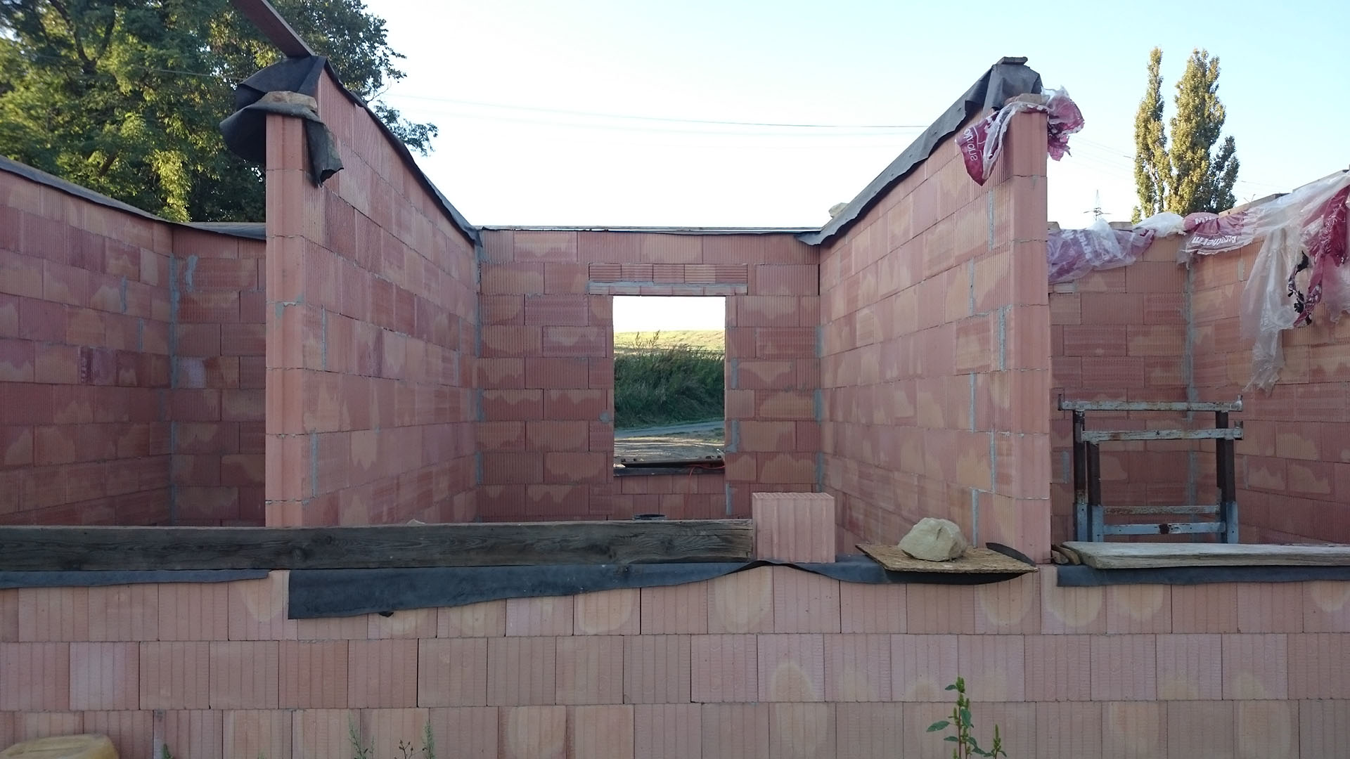 Pohled do ložnice na hrubé stavbě domu ve Lhotce