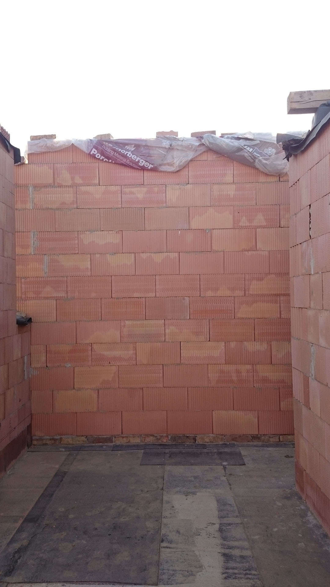 Provazovaní zdiva Porotherm na rodinném domě ve Lhotce