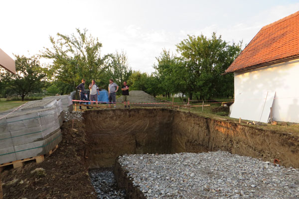 Výkop základů a jámy pro vinný sklep pod búdou ve Vlčnově