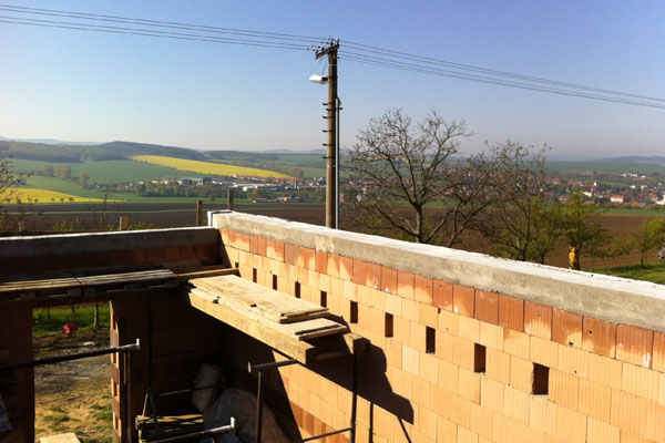 Pohled na hrubou stavbu s železobetonovým věncem na vinohradnické búdě ve Vlčnově