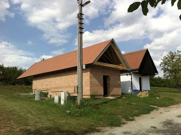 Dokončena střecha na nové búdě ve Vlčnově