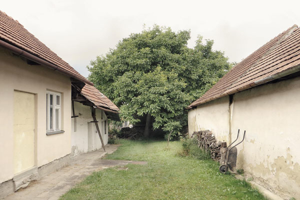 Dvorek tradičního vesnického domu ve Slavkově