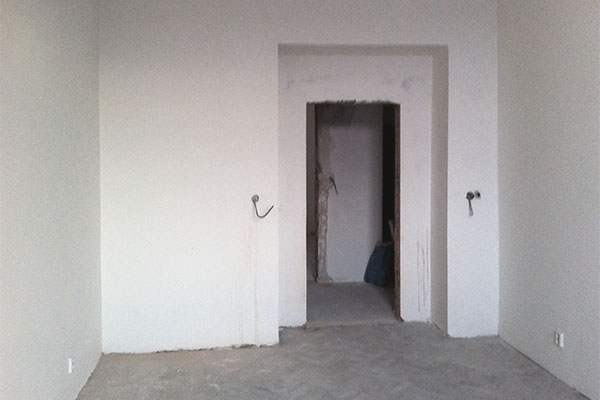 Rozestavěný interiér bytu v Argentinské ulici v Praze