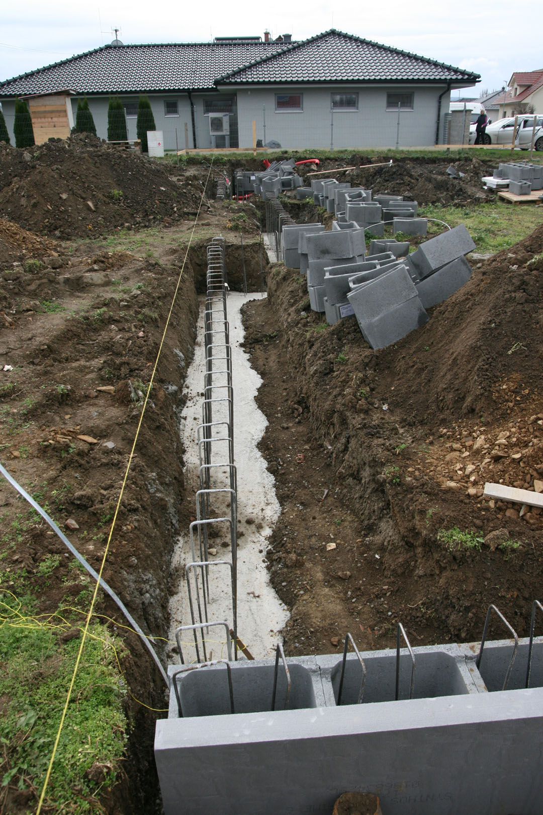 Výztuž a ztracené bednění pro základové pasy rodinného domu v Nivnici