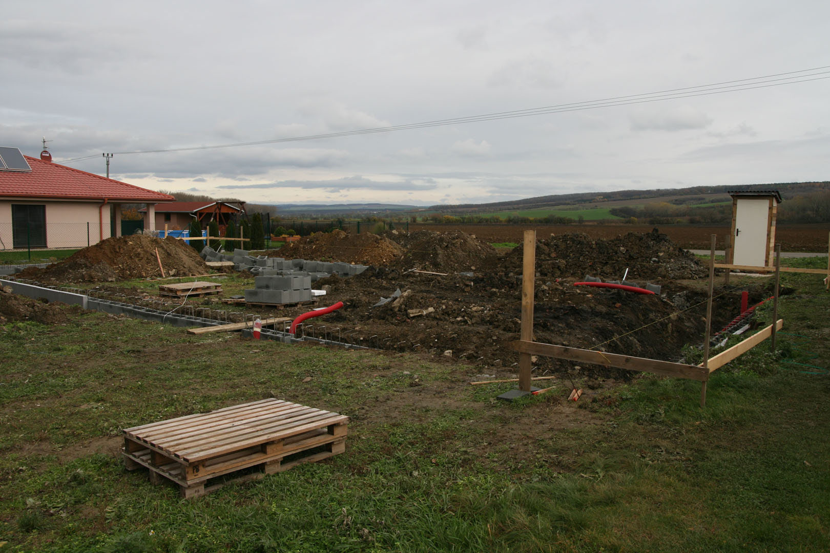 Výkopy a bednění základů při stavbě rodinného domu