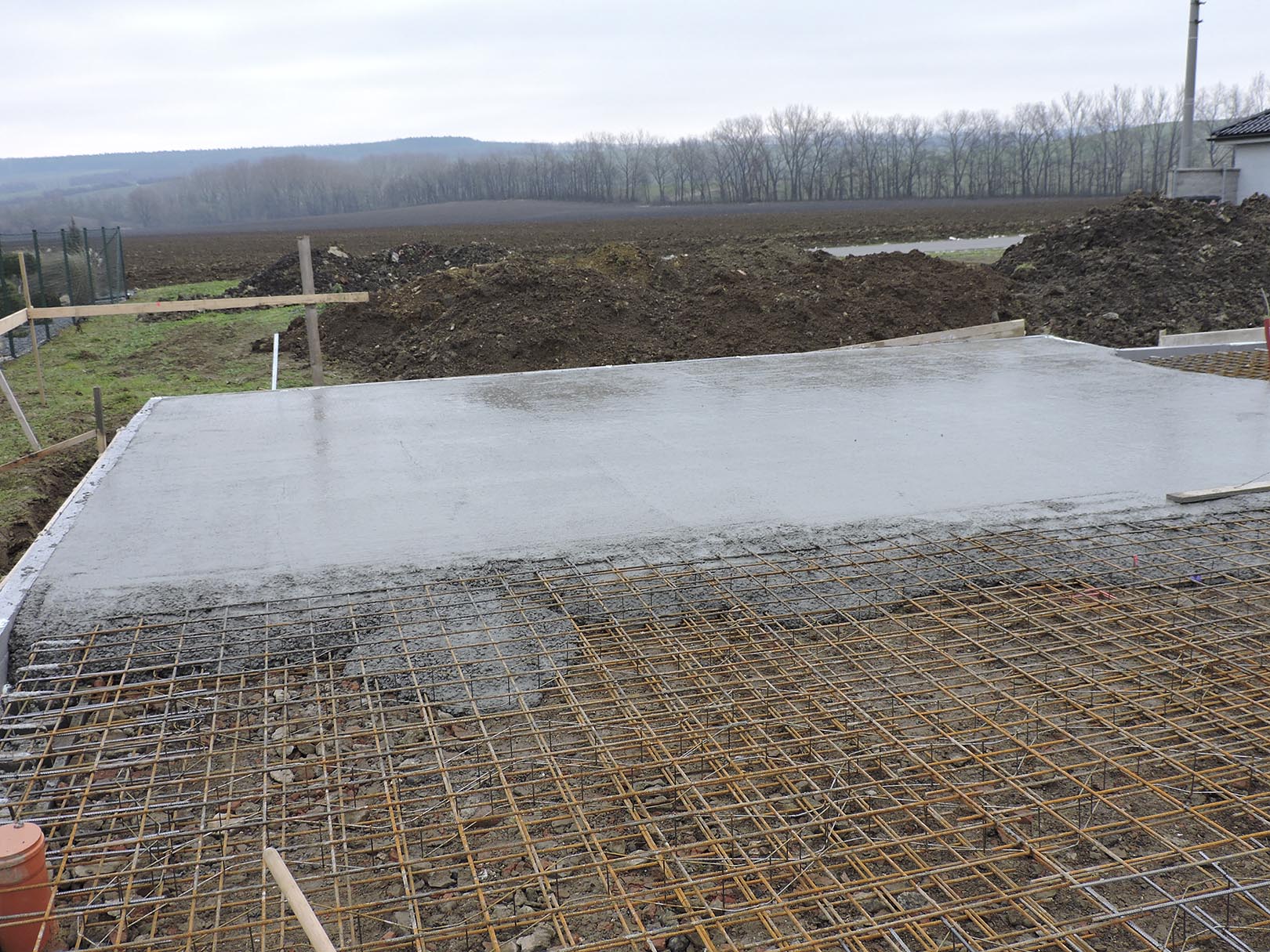 Betonování základové desky domu v Nivnici