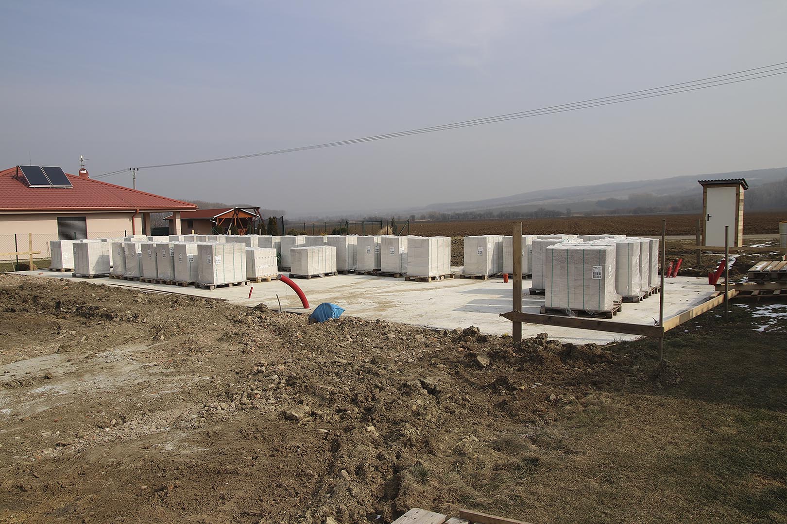 VPC cihly připraveny ke zdění domu v Nivnici - celkový pohled