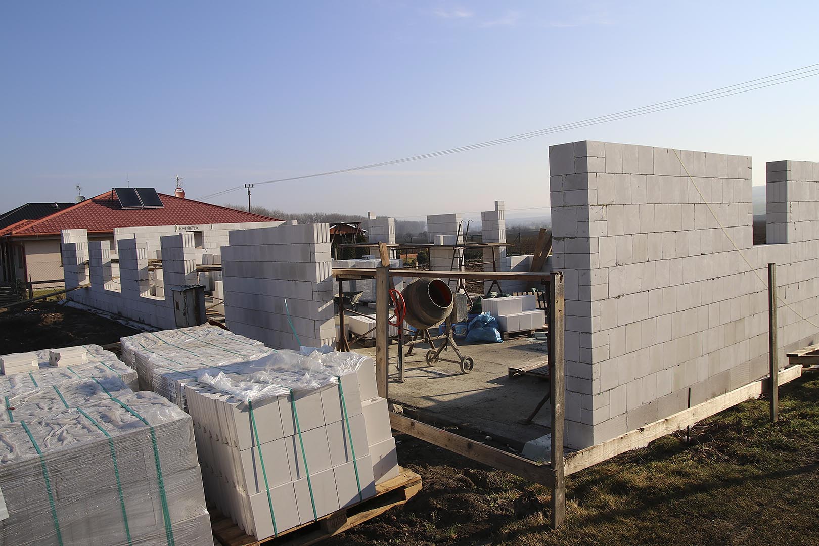 Průběh zdění obvodových stěn z vápenopískových tvárnic Sendwix