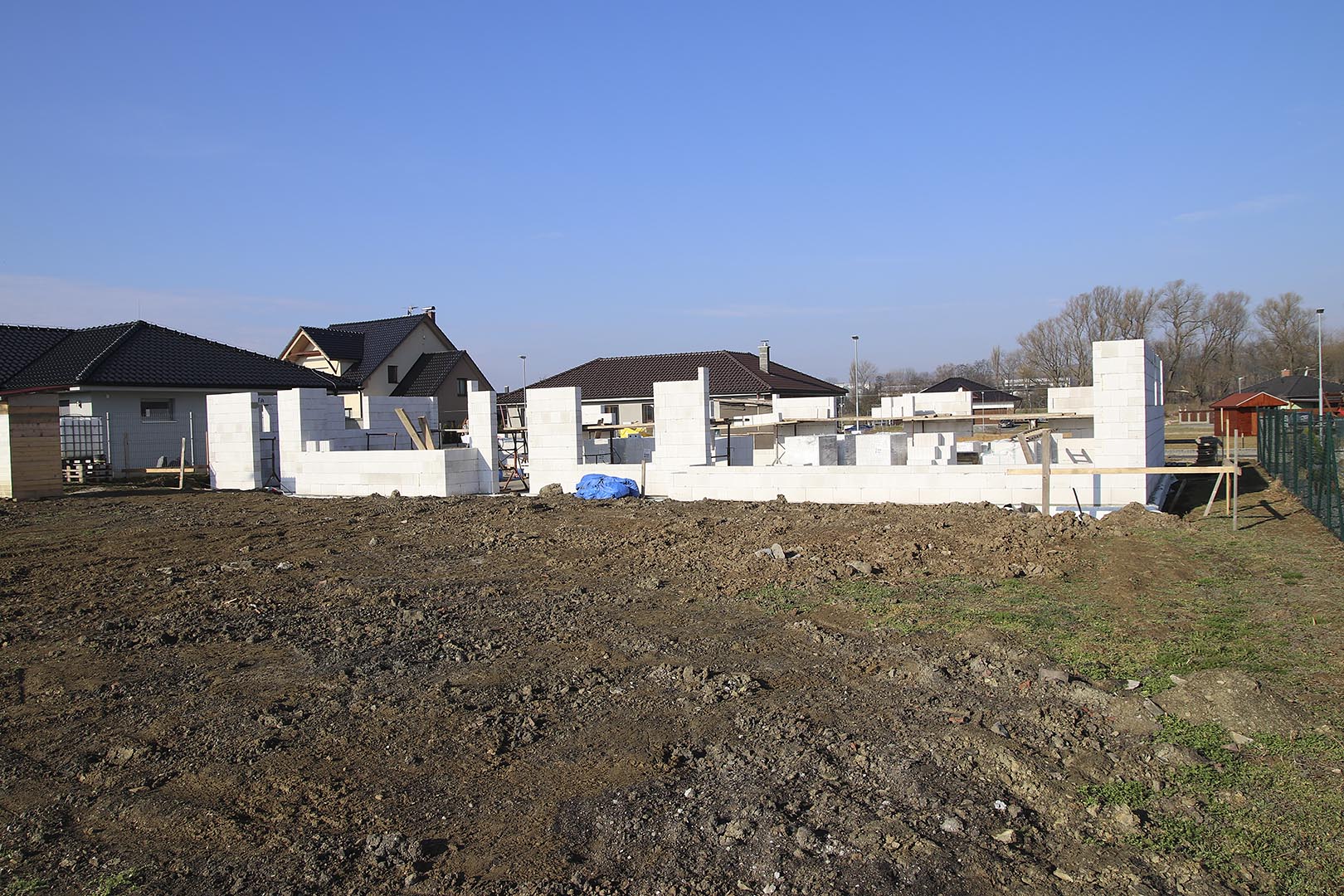 Obvodové zdi z VPC cihel při pohledu ze zahrady.