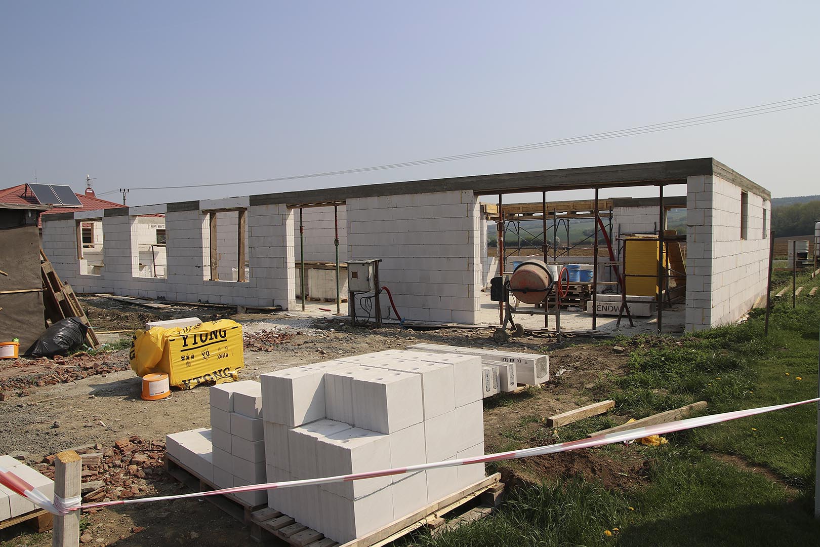 Vápenopískové cihly na stavbě domu v Nivnici