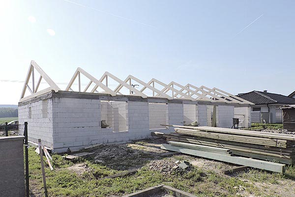 Rodinný dům Nivnice - na stavně hotov krov a střecha