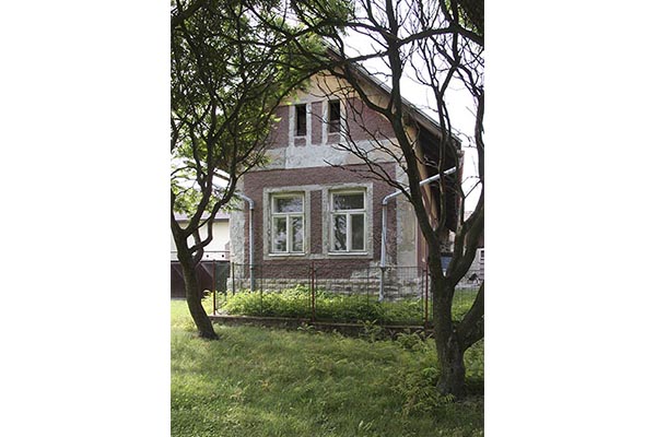 Dům č.p.1 na úzké parcele v obci Skála - pohled na štít