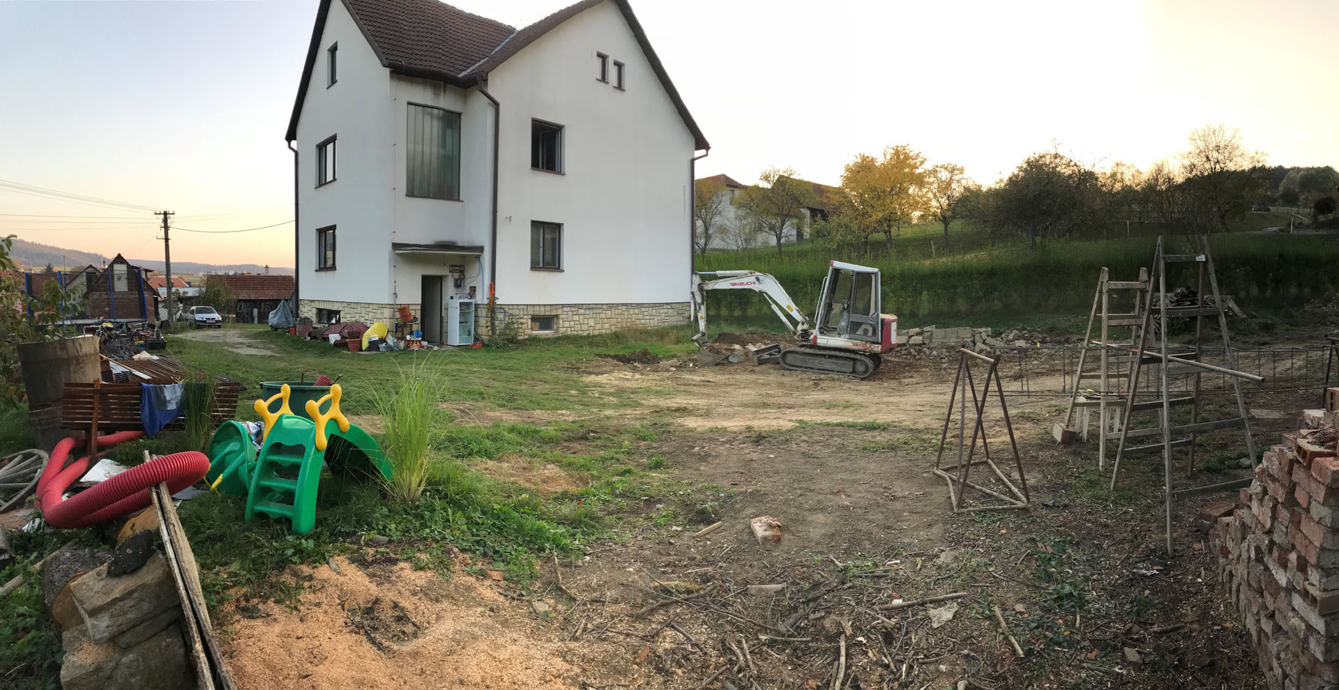 Příprava staveniště za domem v Pozlovicích.