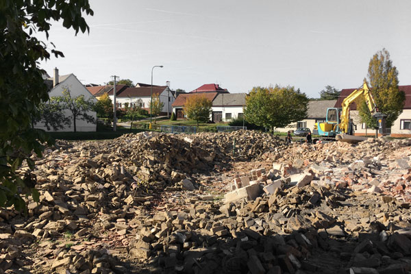 Bourání stávajících domků před zajením realizace domu ve Slavkově u Uherského Brodu