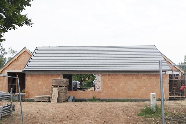 Rodiiný dům ve Slavkově konstrukce střechy s taškami Bramac Tegalit