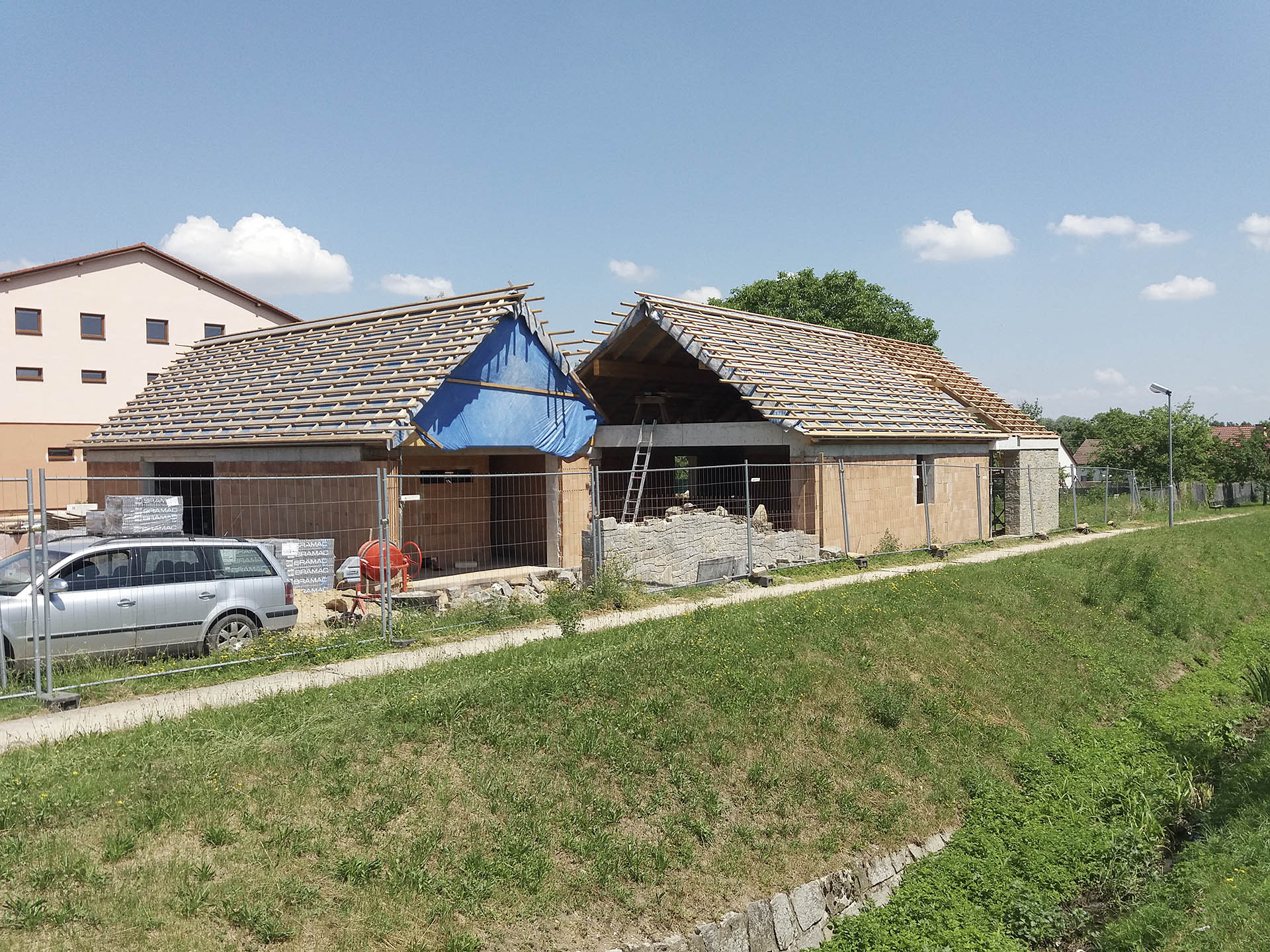 Celkový pohled na dům ve Slavkově bez střešní krytiny.