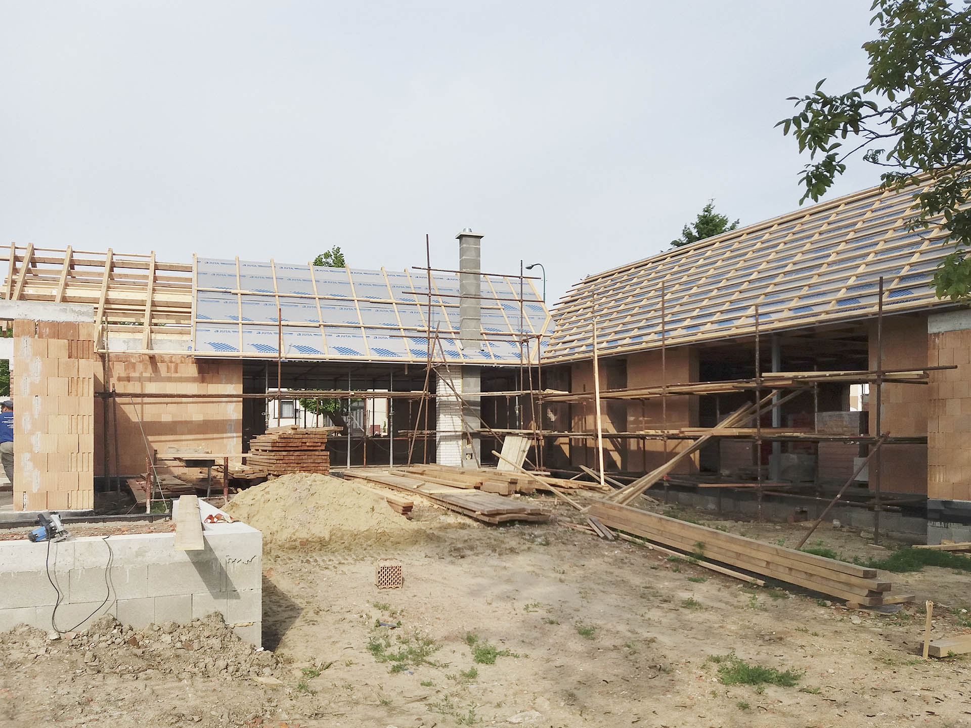 Konstrukce střech na domě ve Slavkově s laťováním a pojistnou hydroizolací