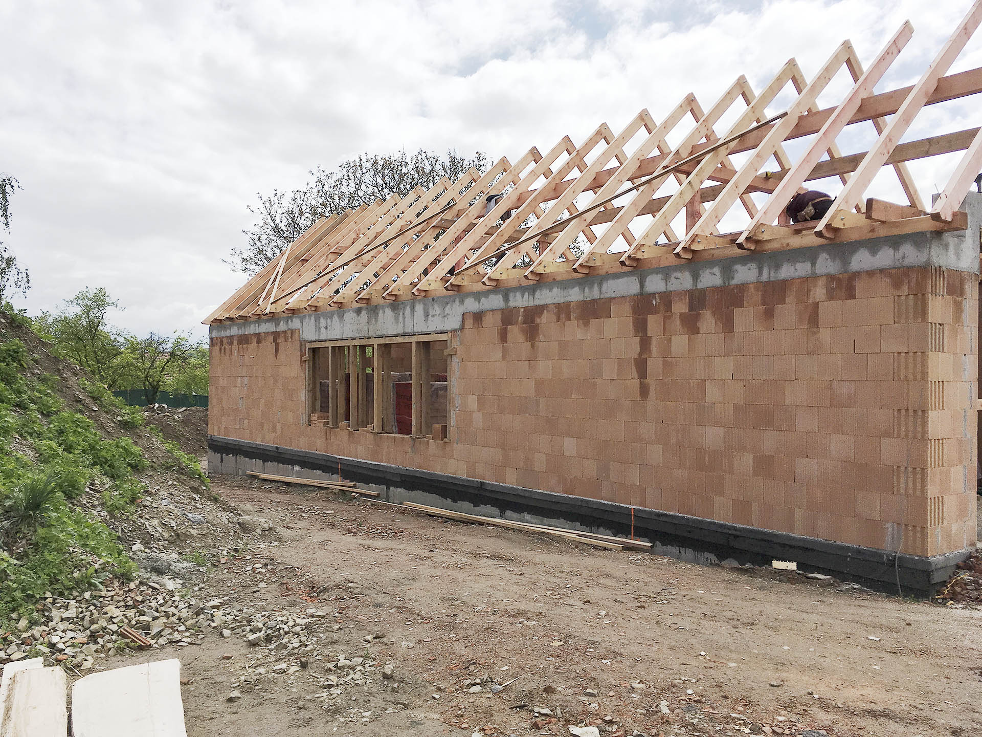 Hrubá stavba domu ve Slavkově s klasickou konstrukcí krovu