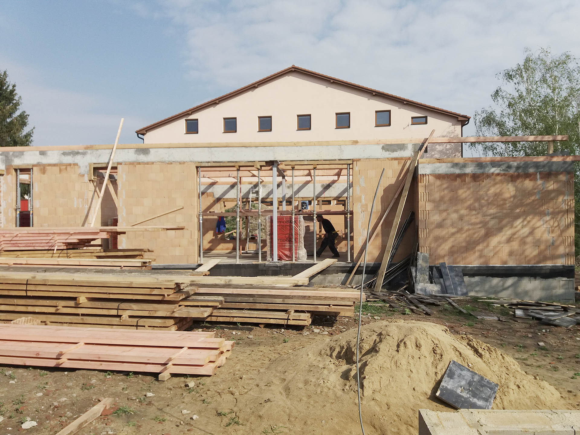 Osazeni pozednic na stavbě domu ve Slavkově