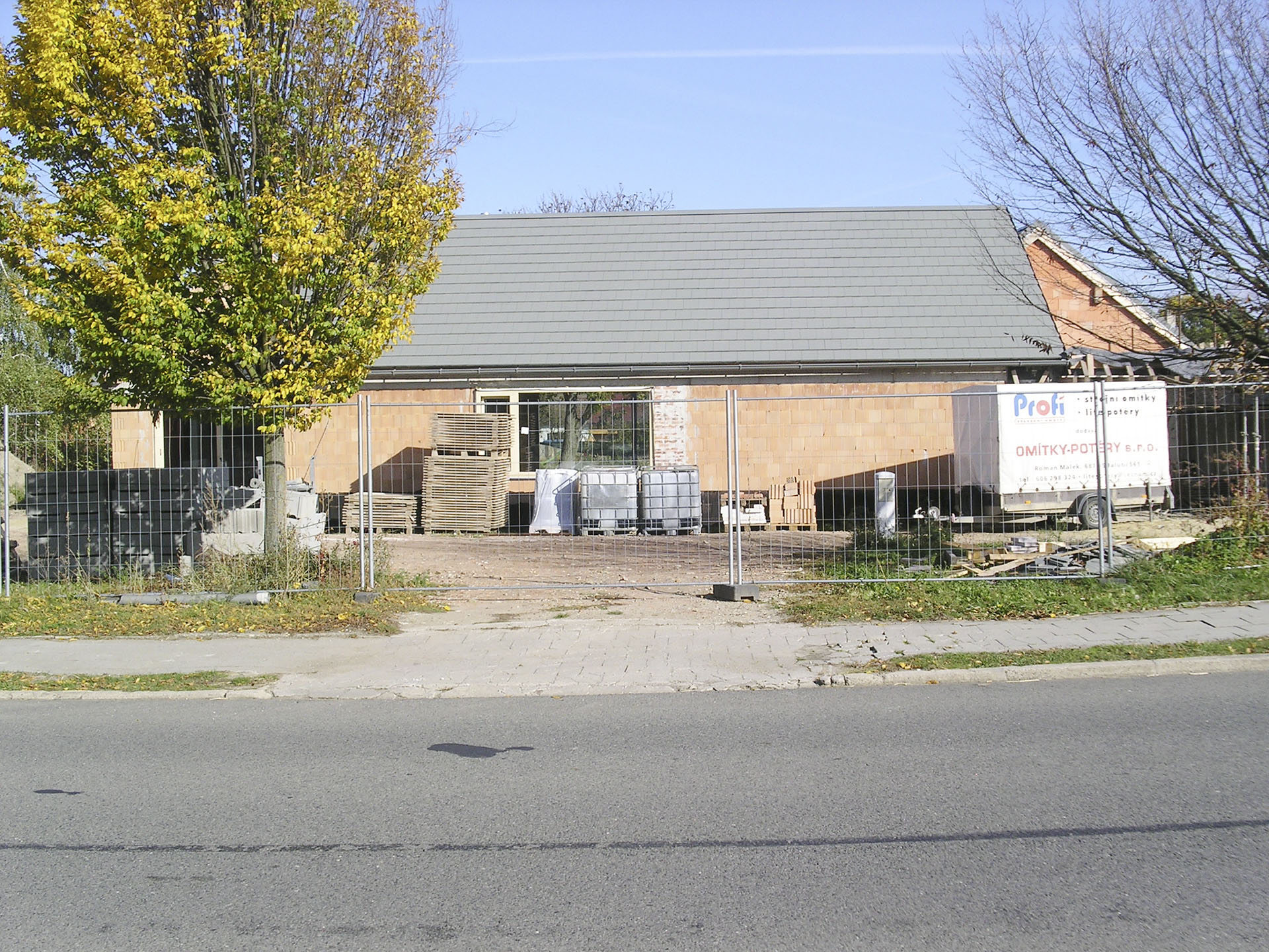 Pohled z ulice na nové okno do světnice