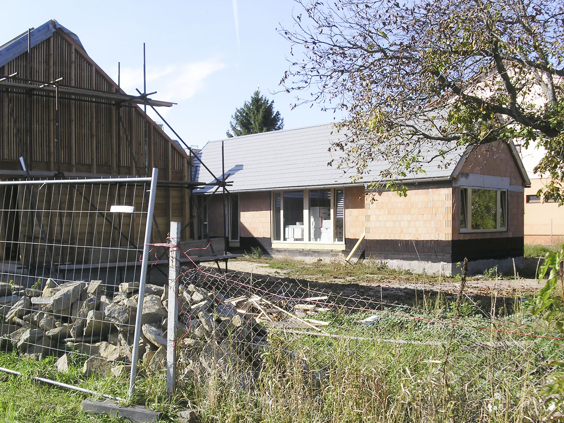 Soukromá zahrada při pohledu od potoka