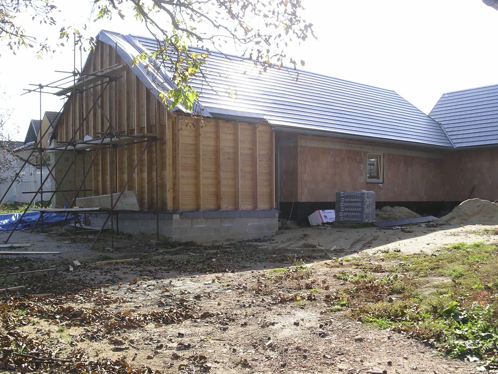 Křídlo s provozním zázemím domu a dílnou s modřínového dřeva