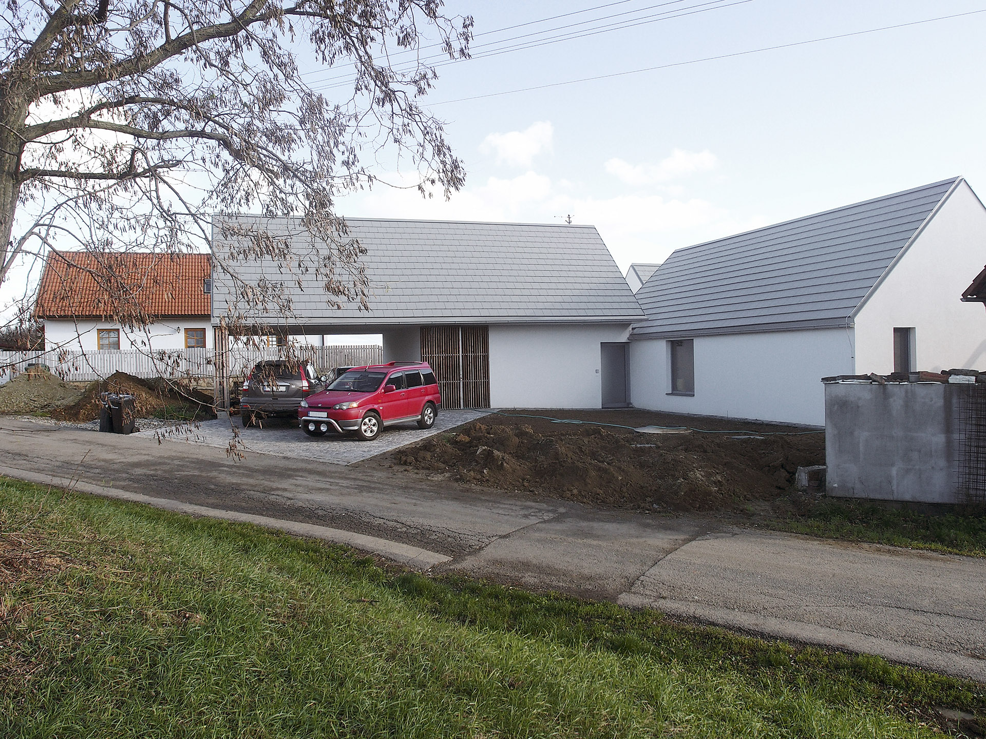 Předzahrádka domu ve Lhotce