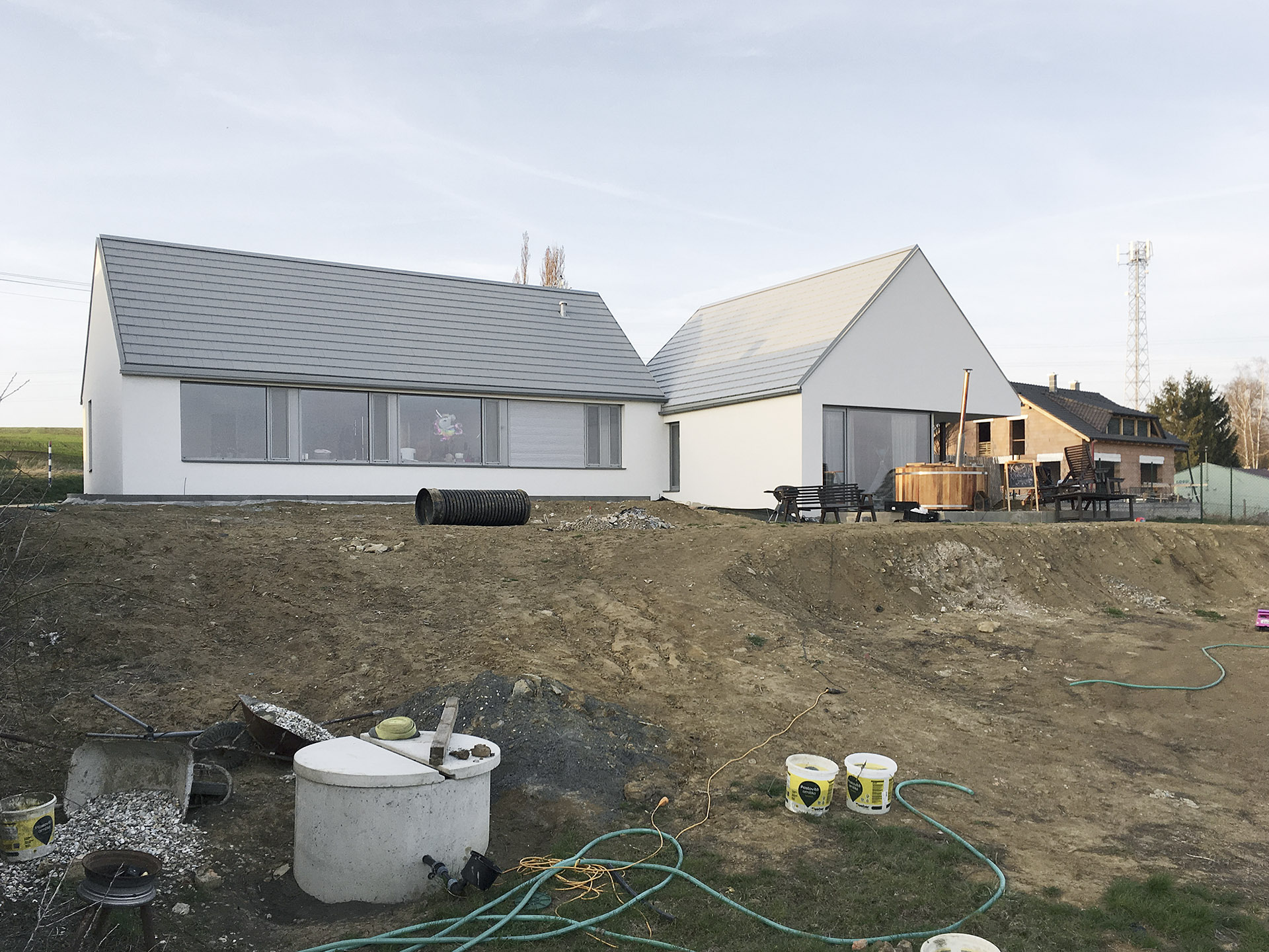 Dum ve Lhotce při pohledu ze zahrady