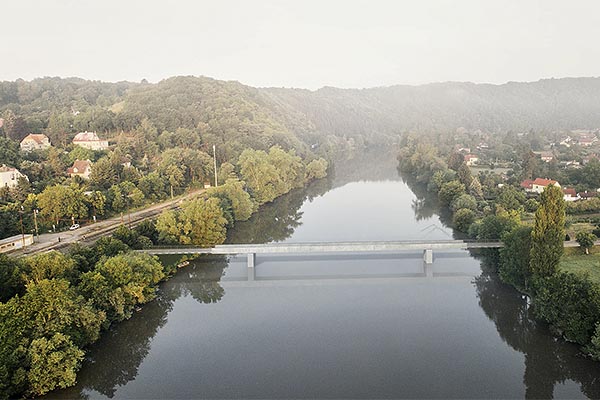 Lávka v údolí Berounky