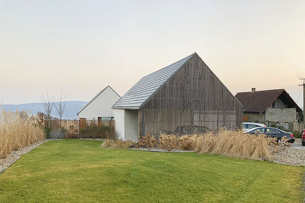 Dřevěný štít s výsadbou hortenzií